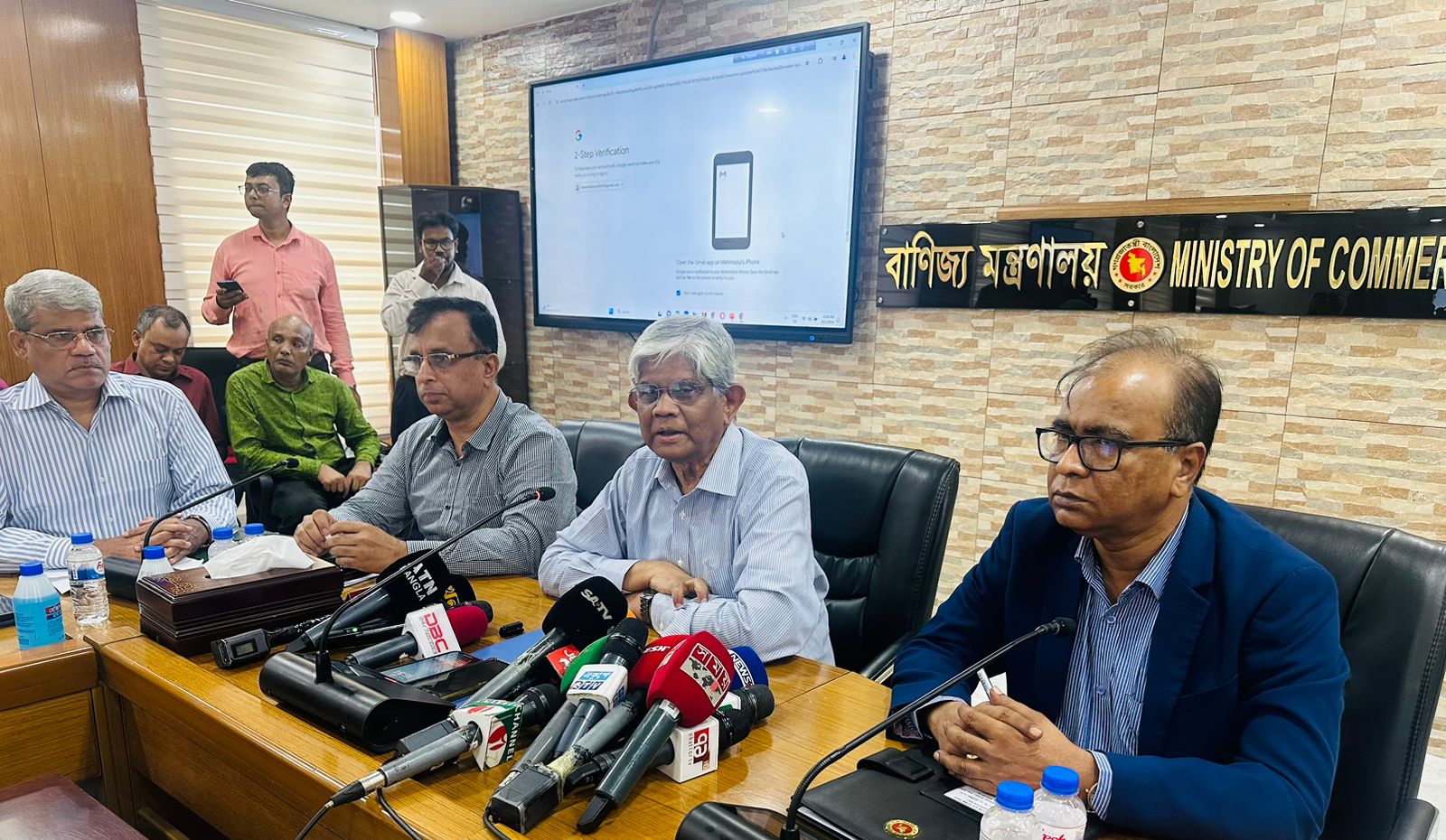 পণ্যের দাম একবার বাড়লে আর কমেনা সেটা চলবে না : বাণিজ্য উপদেষ্টা